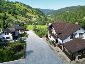 坎普朗莫道尼斯Casa Izvorul Rarăului的享有村庄的空中景色,设有房屋和道路