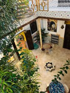 拉巴特RIAD Dar Ouezzani的享有带桌椅的客厅的顶部景色。