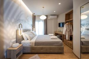 海若克利欧Amalia's Luxury Apartment 2的一间卧室配有一张大床和镜子