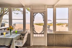 米尔福德Beachfront Connecticut Retreat with Views!的一间设有一张桌子并享有海滩美景的用餐室