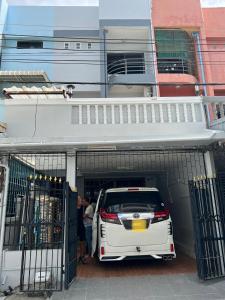 Ban KohongPiano Private House的一辆白色的汽车停在车库内