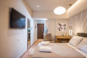 海若克利欧Amalia's Luxury Apartment 3的一间卧室设有一张大床和一台平面电视。