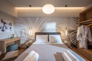 海若克利欧Amalia's Luxury Apartment 3的一间卧室配有一张带两条白色毛巾的床