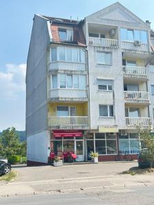 多博伊Doboj Apartman的前面有一间商店的高楼