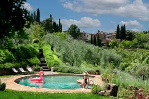 潘札诺La Pensione di Vignamaggio的花园中带粉红色火烈鸟的游泳池