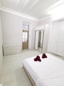 久姆里Hotel Elen的白色的卧室配有白色的床和镜子