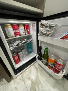 泰拉奇纳Corso 104的装满饮料和苏打水的开放式冰箱