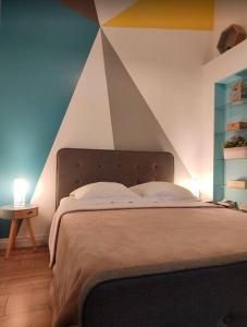 厄唐萨雷Bungalow les Songes的一间卧室配有一张几何墙床