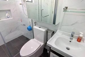 蕉赖Forest Valley Homestay Bungalow for Family/Group Staycation/Gathering的白色的浴室设有卫生间和水槽。