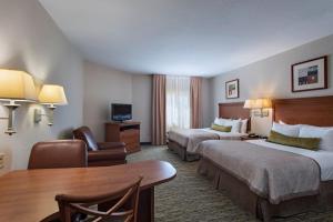 斯德伯克奥斯丁北锡达帕克烛木套房酒店的酒店客房设有两张床和一张桌子。