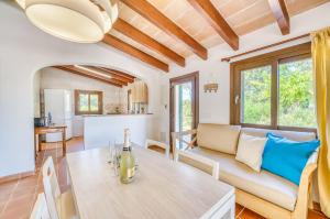 埃尔波特Ideal Property Mallorca - Rotes的客厅配有桌子和沙发
