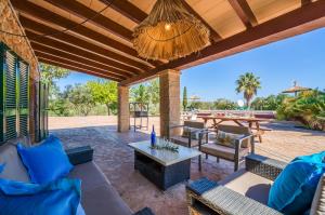 埃尔波特Ideal Property Mallorca - Rotes的户外庭院配有沙发和桌子。
