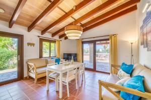 埃尔波特Ideal Property Mallorca - Rotes的客厅配有桌子和沙发