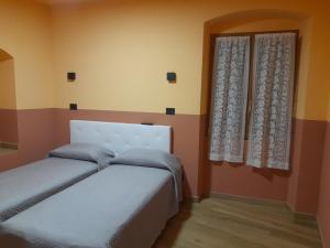 迪亚诺马里纳Albergo Jolanda的一间卧室设有两张床和窗户。