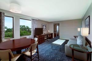 费城费城机场喜来登套房酒店的客厅配有沙发和桌子