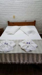 米娜克拉韦罗Hotel 20 de Junio的床上铺有白色毛巾的床