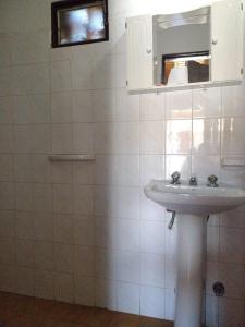 米娜克拉韦罗Hotel 20 de Junio的白色的浴室设有水槽和镜子