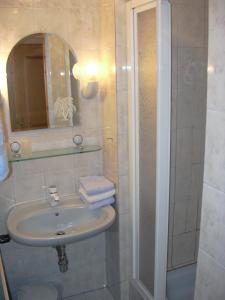 格绍萨姆斯宾馆的一间带水槽和淋浴的浴室