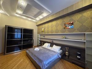 巴库Sahil Lux的一间卧室设有一张床和一个大窗户