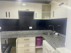 沙姆沙伊赫Apartment in Amwaj Resort&Casino B609的厨房配有水槽和台面