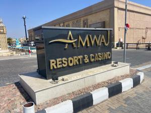 沙姆沙伊赫Apartment in Amwaj Resort&Casino B609的大楼前的度假及赌场标志