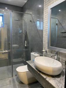 科伦坡MercuryFM 105 House Colombo 3 - Schofield pl 3-2的浴室配有卫生间、盥洗盆和淋浴。