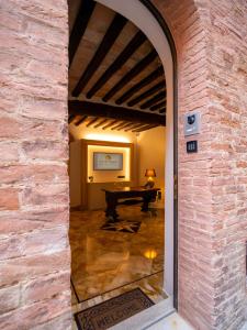 锡耶纳Torre del Fuggisole的拱门通往带桌子的客厅
