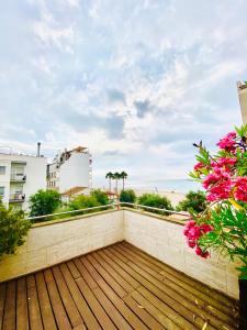 托里代巴拉Increíble casa frente al mar , planta baja的享有海滩和鲜花景致的阳台