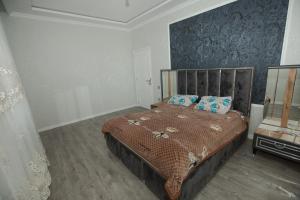 巴库Welcome Inn的一间卧室配有一张带棕色棉被的床