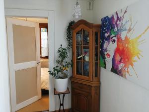 Bed and Breakfast Lek & Jo的一间房间,配有橱柜和墙上的绘画