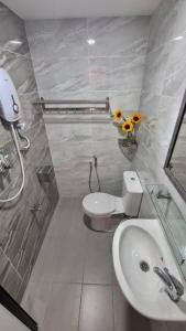 新山Rusa Cottage (Sleeps 10 pax - 1 min walk from KSL)的浴室配有白色卫生间和盥洗盆。