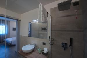 佩斯基耶拉德加达Via Goito 25 Rooms & Apartment的一间带水槽和淋浴的浴室