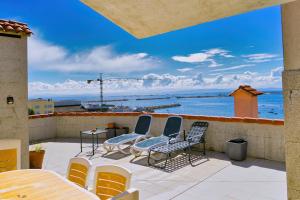 里贝拉Illas Atlánticas的阳台配有椅子,享有海景。