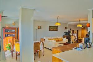 里贝拉Illas Atlánticas的客厅配有沙发和桌子