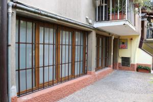 米兰Gambara GuestS House的街道上设有大型玻璃窗的建筑