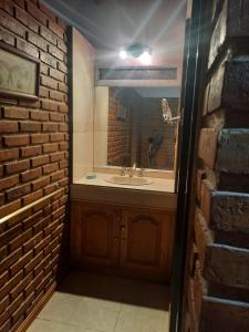 拉斯格路塔斯CABAÑAS LOS OLIVOS的一间带水槽和砖墙的浴室