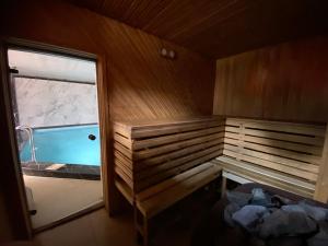 里加Apartamenti的一间小房间,设有浴缸和窗户
