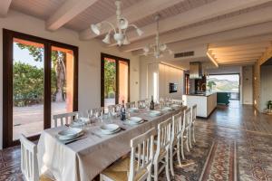 CossignanoRelais Tenuta Santori的长长的用餐室配有长桌子和椅子