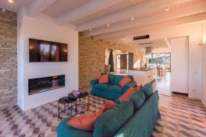 CossignanoRelais Tenuta Santori的客厅配有2张蓝色沙发和壁炉