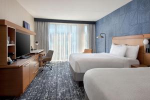 费城费城南海军船坞万怡酒店的酒店客房设有两张床和电视。