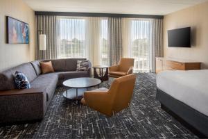 费城费城南海军船坞万怡酒店的酒店客房设有一张沙发和一张床