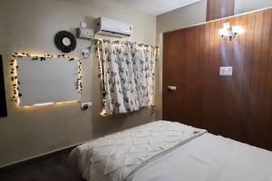 蒂鲁帕蒂Tejovrishananda Luxury Stays的一间卧室配有床和窗户及灯光