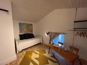 Saint-RogatienLE CLOS DE FLO 17的一间卧室配有一张床、一张桌子和一张桌子