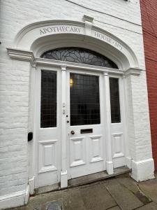 拉伊The Brontë Wing at The Apothecary Rye的北应急房屋入口处的大楼的白色门