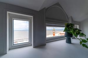 莫克姆Clock Tower Retreat - Sea View Apartments in Morecambe的客房设有可欣赏海滩景致的窗户。