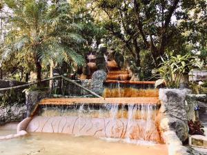 福尔图纳Hotel Kokoro Mineral Hot Springs的瀑布公园中的喷泉