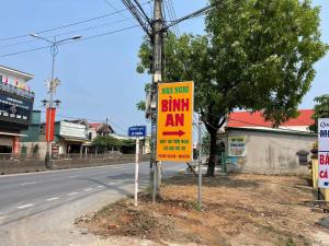 Quang TriNhà nghỉ Bình An - Binh An Motel的街道边的黄色标志