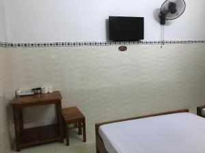 Quang TriNhà nghỉ Bình An - Binh An Motel的客房设有两张床和一台墙上的电视。