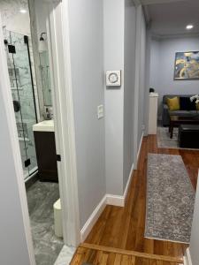 波士顿Spacious Apartment in Boston的一个带水槽和镜子的走廊