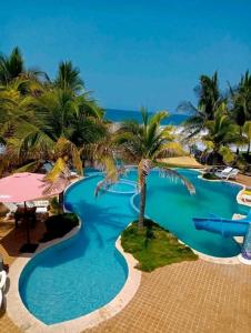 夏威夷Hotel Hawaian Paradise的一座棕榈树和海洋的大型游泳池